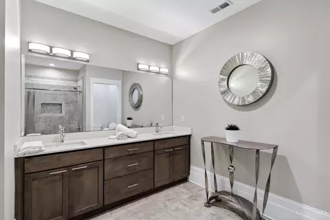 Bath - 1008 Elm St, Cincinnati, OH 45202 photo 2 of 3
