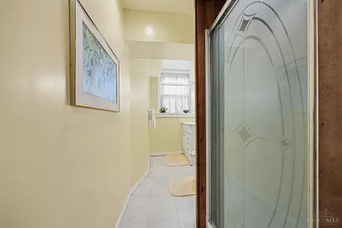 Bath - 3518 Cornell Pl, Cincinnati, OH 45220 photo 4 of 5