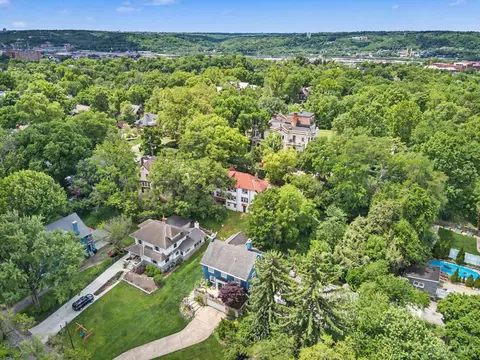 View/Area - 3518 Cornell Pl, Cincinnati, OH 45220 photo 3 of 4
