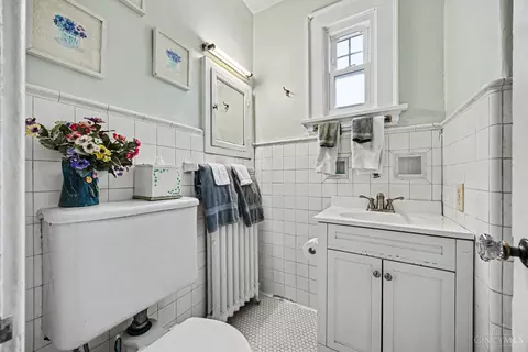 Bath - 3518 Cornell Pl, Cincinnati, OH 45220 photo 3 of 5