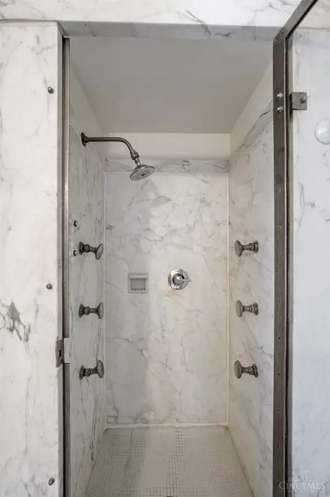 Bath - 133 D St, Hamilton, OH 45013 photo 9 of 11