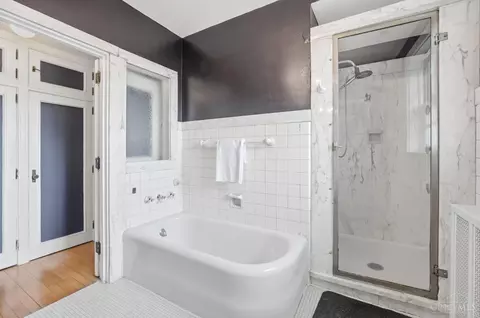 Bath - 133 D St, Hamilton, OH 45013 photo 4 of 11