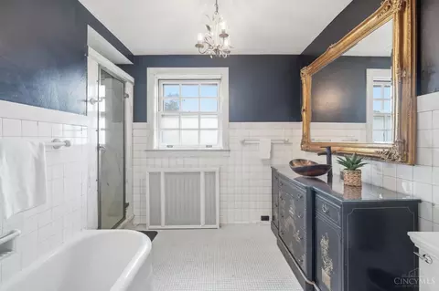 Bath - 133 D St, Hamilton, OH 45013 photo 1 of 11