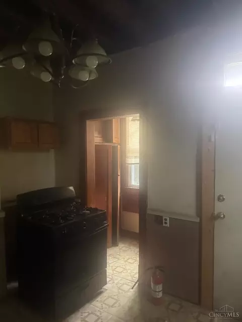 Entry Way - 3549 Idlewild Ave, Cincinnati, OH 45207 photo 2 of 3