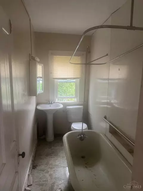 Bath - 3549 Idlewild Ave, Cincinnati, OH 45207 photo 1 of 2