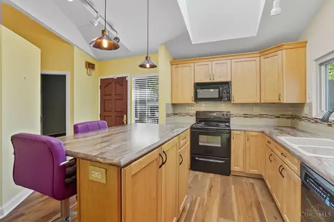 Kitchen - 9870 Timbers Dr, Blue Ash, OH 45242 photo 4 of 6