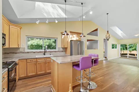 Kitchen - 9870 Timbers Dr, Blue Ash, OH 45242 photo 2 of 6