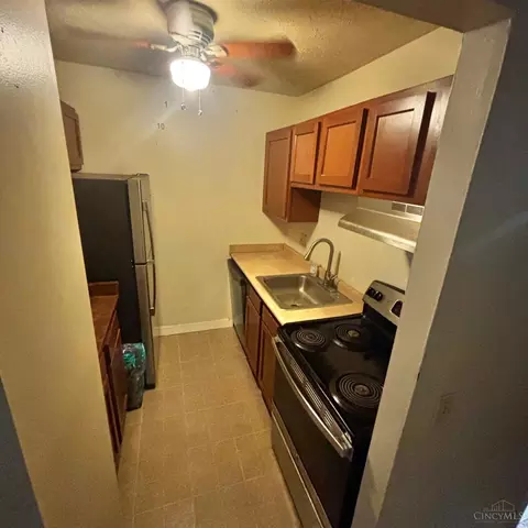 Kitchen - 4904 Chalet Dr, Saint Bernard, OH 45217 photo 1 of 2
