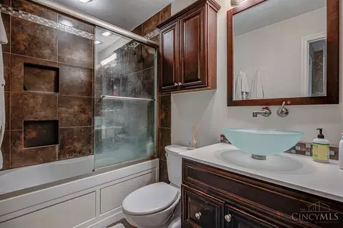 Bath - 6820 Spring Arbor Dr, Mason, OH 45040 photo 2 of 4