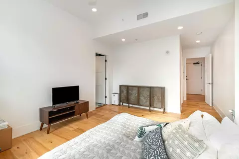 Bedroom - 1003 Walnut St, Cincinnati, OH 45202 photo 2 of 2