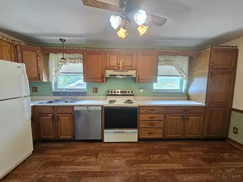 Kitchen - 1725 Norcol Ln, Cincinnati, OH 45231 photo 3 of 3