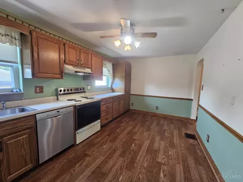 Kitchen - 1725 Norcol Ln, Cincinnati, OH 45231 photo 2 of 3