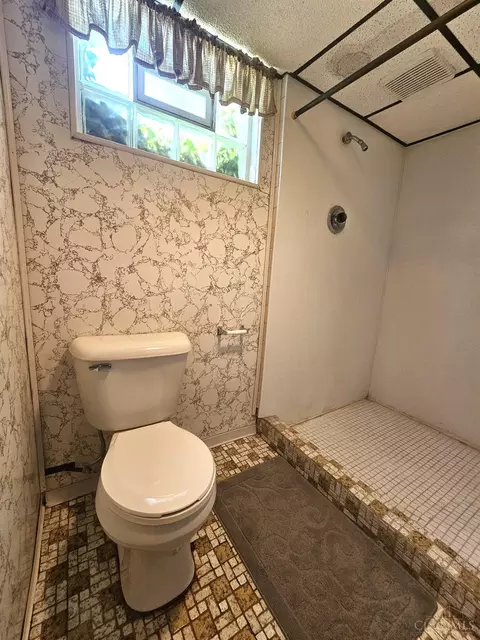 Bath - 1725 Norcol Ln, Cincinnati, OH 45231 photo 2 of 3