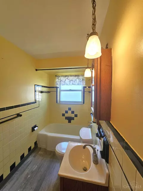 Bath - 1725 Norcol Ln, Cincinnati, OH 45231 photo 1 of 3