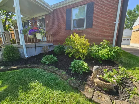 Exterior - 1725 Norcol Ln, Cincinnati, OH 45231 photo 3 of 7