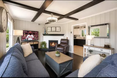 Living - 562 Rancho Ln, Cincinnati, OH 45244 photo 2 of 2