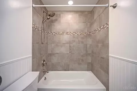 Bath - 585 Brantner Ln, Cincinnati, OH 45244 photo 3 of 5