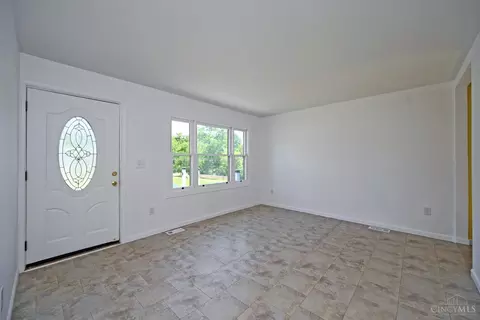 Living - 585 Brantner Ln, Cincinnati, OH 45244 photo 2 of 4