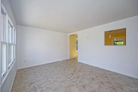 Living - 585 Brantner Ln, Cincinnati, OH 45244 photo 1 of 4