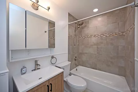 Bath - 585 Brantner Ln, Cincinnati, OH 45244 photo 2 of 5