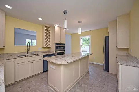 Kitchen - 585 Brantner Ln, Cincinnati, OH 45244 photo 4 of 6