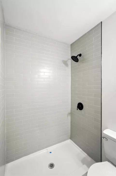 Bath - 3620 Trimble Ave, Cincinnati, OH 45207 photo 3 of 12