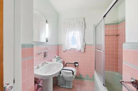 Bath - 6262 Betts, Cincinnati, OH 45224 photo 1 of 1
