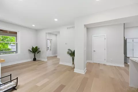 Entry Way - 2548 Hackberry St, Cincinnati, OH 45206 photo 4 of 9