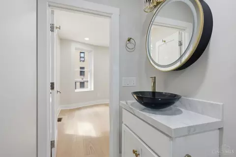 Bath - 2548 Hackberry St, Cincinnati, OH 45206 photo 4 of 6