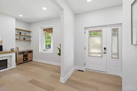 Entry Way - 2548 Hackberry St, Cincinnati, OH 45206 photo 2 of 9