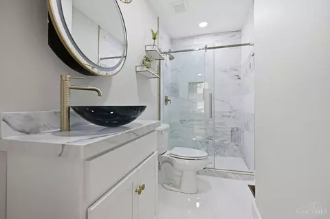 Bath - 2548 Hackberry St, Cincinnati, OH 45206 photo 3 of 6
