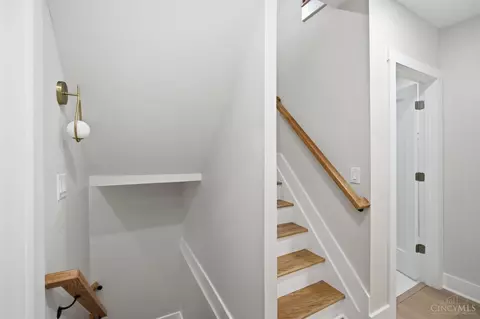 Entry Way - 2548 Hackberry St, Cincinnati, OH 45206 photo 7 of 9