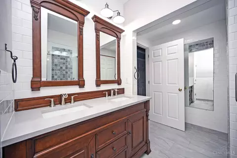 Bath - 5461 Hanover Cir, Cincinnati, OH 45230 photo 2 of 5