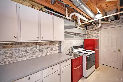 Kitchen - 5461 Hanover Cir, Cincinnati, OH 45230 photo 4 of 4