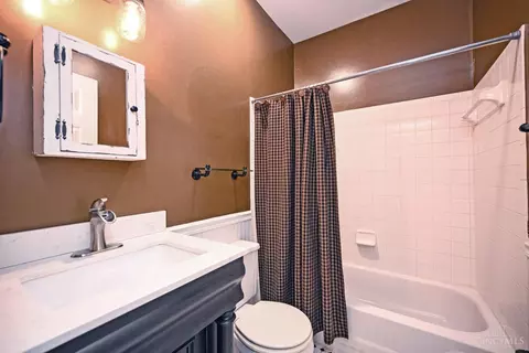 Bath - 5461 Hanover Cir, Cincinnati, OH 45230 photo 4 of 5