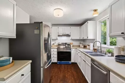 Kitchen - 7969 Saddleback Pl, Maineville, OH 45039 photo 2 of 3