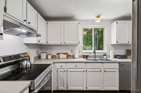 Kitchen - 7969 Saddleback Pl, Maineville, OH 45039 photo 1 of 3