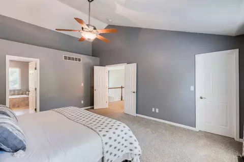 Bedroom - 5038 Midfield Rd, Cincinnati, OH 45244 photo 2 of 5