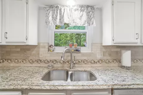 Kitchen - 9045 Fields Dr, Mason, OH 45040 photo 4 of 5