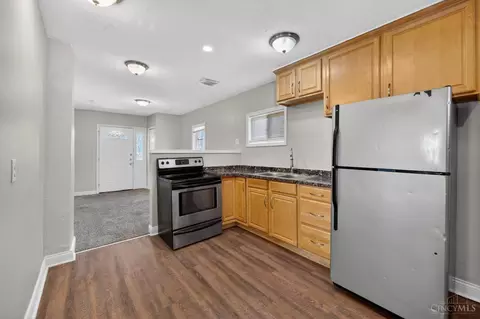 Entry Way - 3718 Standish Ave, Cincinnati, OH 45213 photo 5 of 6