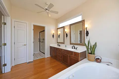 Bath - 3130 Wolf Run Ct, Cincinnati, OH 45244 photo 4 of 9