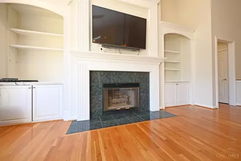 Living - 3130 Wolf Run Ct, Cincinnati, OH 45244 photo 5 of 8