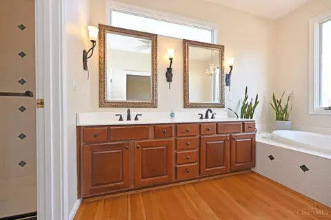 Bath - 3130 Wolf Run Ct, Cincinnati, OH 45244 photo 2 of 9