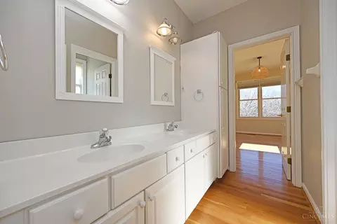 Bath - 3130 Wolf Run Ct, Cincinnati, OH 45244 photo 7 of 9