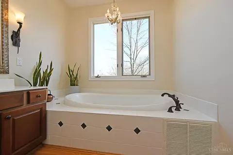 Bath - 3130 Wolf Run Ct, Cincinnati, OH 45244 photo 3 of 9