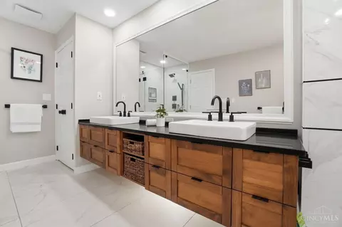 Bath - 584 Cottingwood Ct, Kettering, OH 45429 photo 6 of 9