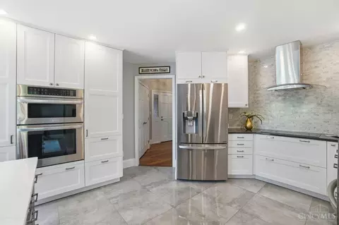 Kitchen - 584 Cottingwood Ct, Kettering, OH 45429 photo 10 of 10