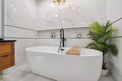 Bath - 584 Cottingwood Ct, Kettering, OH 45429 photo 4 of 9