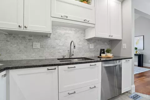 Kitchen - 584 Cottingwood Ct, Kettering, OH 45429 photo 7 of 10