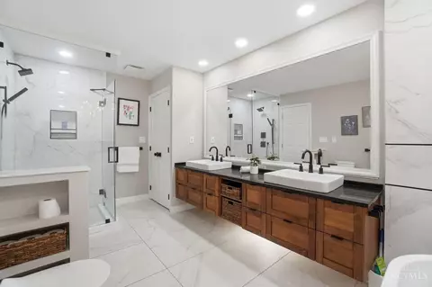 Bath - 584 Cottingwood Ct, Kettering, OH 45429 photo 5 of 9